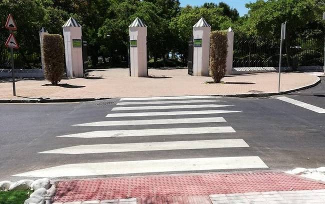 Spanyolországban a gyalogátkelőhelyek mutatják, hogy milyen irányból kell figyelni a forgalmat.