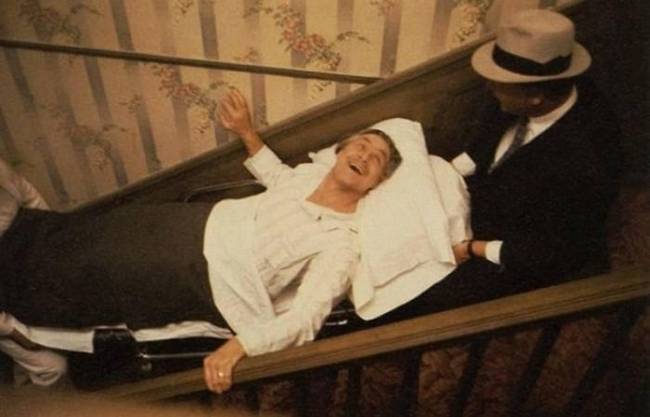 A "Keresztapa" című filmben van egy jelenet, ahol Vito Corleone hazatér, és az emberei kézben viszik őt fel a lépcsőn. A poén kedvéért Marlon Brando extra súlyokat tett a teste alá, hogy a színésztársainak nehezebb dolga legyen.