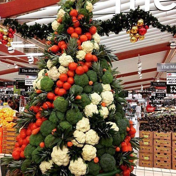 Zöldségekből készült karácsonyfa egy szupermarketben.