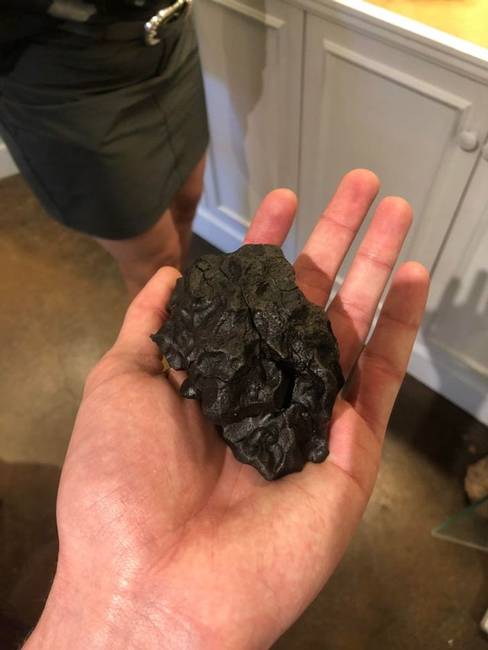 Amikor a meteoritokról beszélünk, általában valamilyen csillogó, fényes kövekként gondolunk rájuk, pedig valójában így néznek ki.