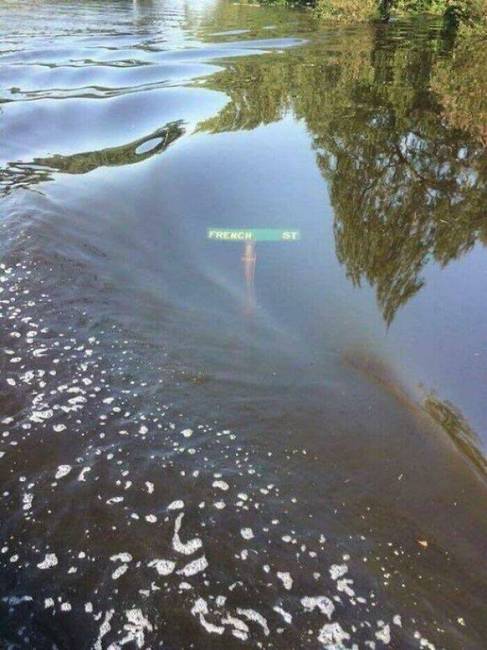 Az egész utca víz alá került.