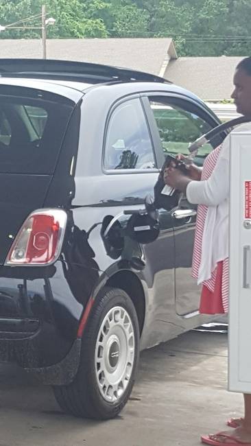 Sajátos tankolási forma, én még nem láttam hasonlót.