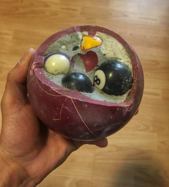 Egy bocce-golyó, aminek a belsejét újrahasznosított biliárdgolyók adják.