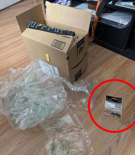 „Ekkora csomagolásban érkeztek az interneten rendelt műanyag alkatrészeim."