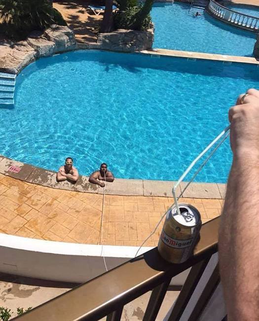 Amikor tilos alkoholos italt vinni a medencéhez a szállodában.