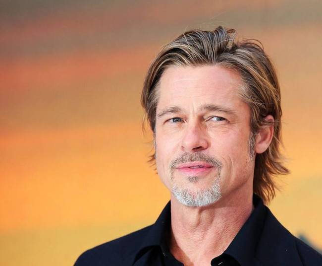 Brad Pitt éttermi szórólapokat osztogatott csirkejelmezben.