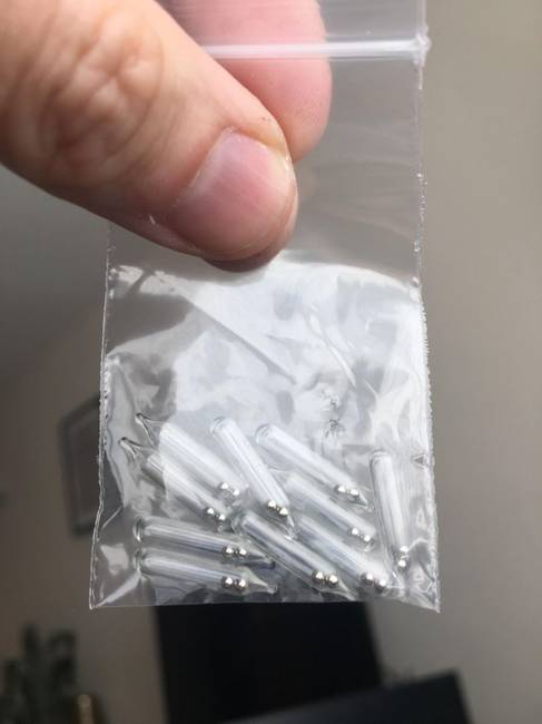 „Ilyen kis üvegcsöveket hozott ma a postás. Mindegyikben 2 apró golyó volt. Nem én rendeltem."