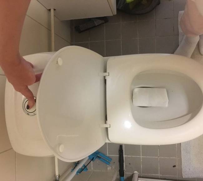 Hangtompítós vécéhasználat.