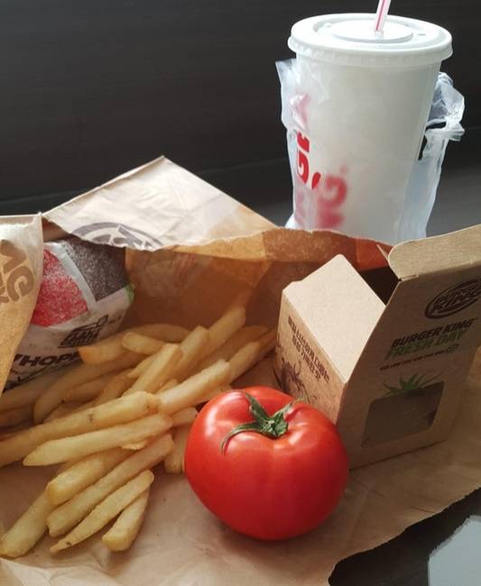 „Furcsa, de a Burger Kingben rendelt ételem mellé egy friss paradicsomot is csomagoltak."