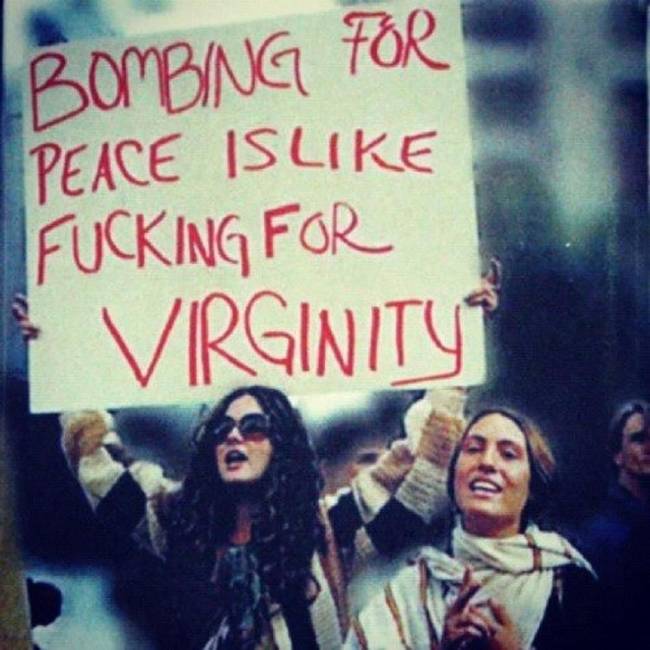 1969: a híres Vietnámi-háború ellenes hippi szöveg: „Bombázni a békéért olyan, mint b*szni a szüzességért."