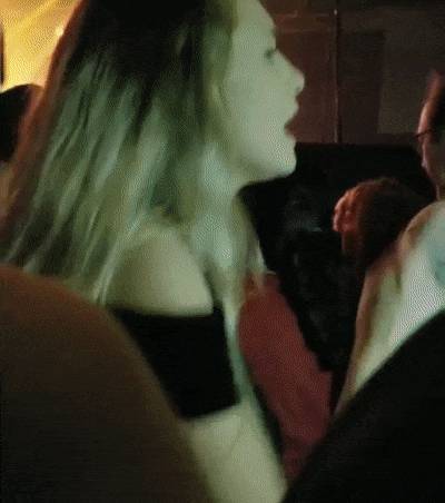 A lány jelnyelven "énekel" a süket édesapjának, hogy ő is élvezhesse a koncertet.