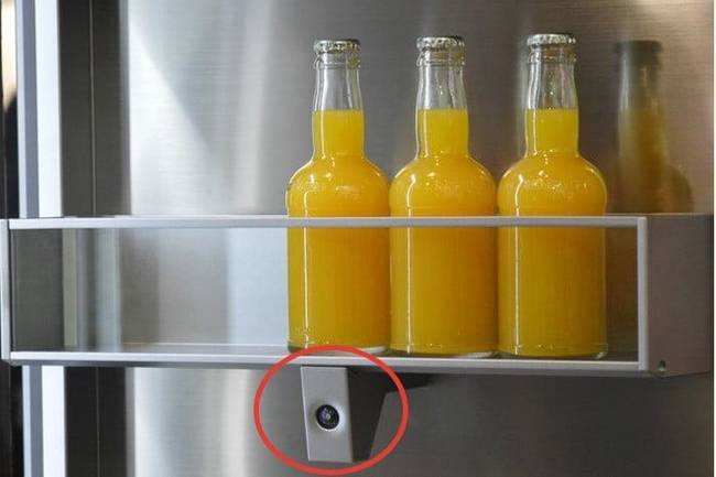 Hűtőbe épített webkamera, aminek a segítségével a hozzá tartozó telefonos alkalmazással akár a boltban állva is körülnézhetünk a hűtőszekrényünkben, hogy lássuk, mit kell vennünk otthonra.