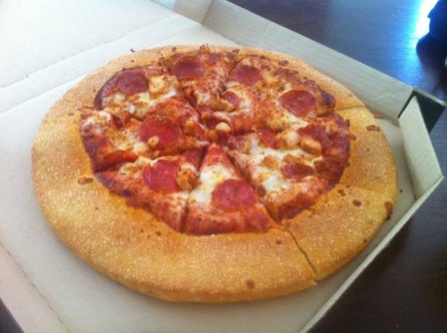 Csak egy pizza, aminél pofátlan módon igyekeztek spórolni a feltéttel.
