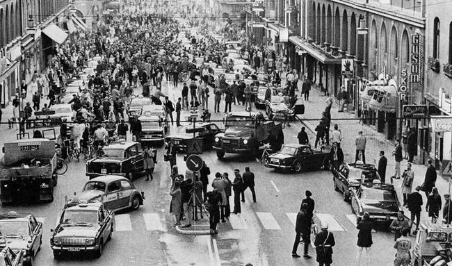 Stockholm, egy nappal azután, hogy 1967. szeptember 3-án a bal oldali közlekedés helyett a jobb oldali közlekedést tették hivatalossá.