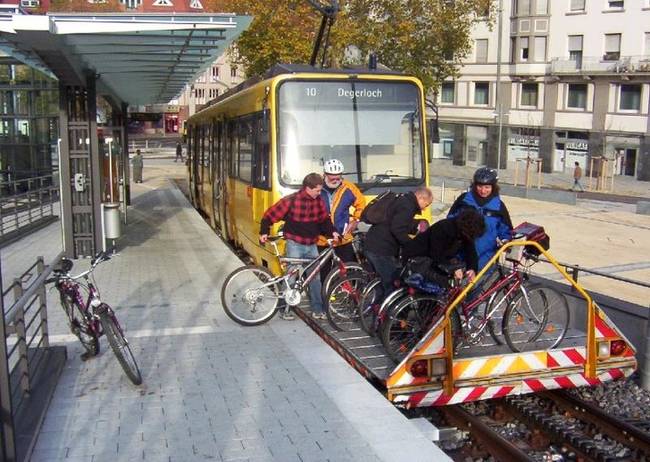 Ezen a stuttgarti villamoson külön tároló van a kerékpárok számára.