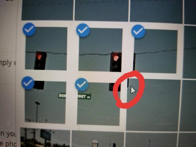 Amikor a képes CAPTCHA-teszten átsiklunk egy apró részlet felett.