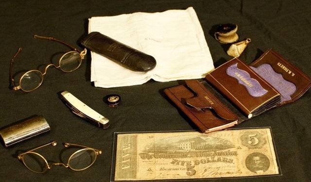 Abraham Lincoln zsebének tartalma a meggyilkolásának napján.