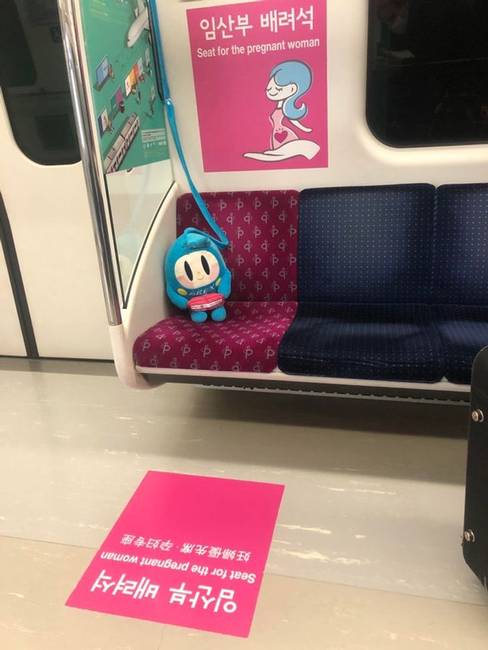A koreai nyelv ismerete nélkül is egyértelmű, kiknek van fenntartva ez a hely a metrókocsikban.