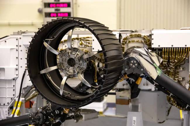 Mik ezek a furcsa kopásnyomok a Curiosity marsjáró kerekein, mikor alig 31 kilométert tett meg