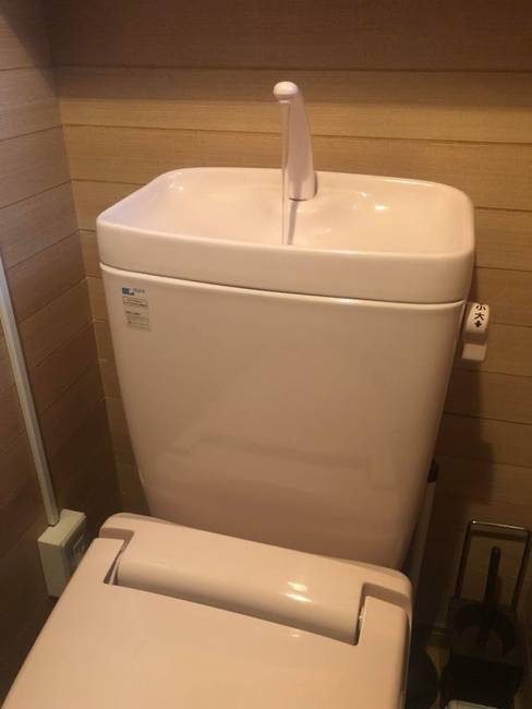 A japán vécéket úgy tervezik, hogy a kézmosáshoz használt vizet újra fel lehessen használni a vécé lehúzásához.