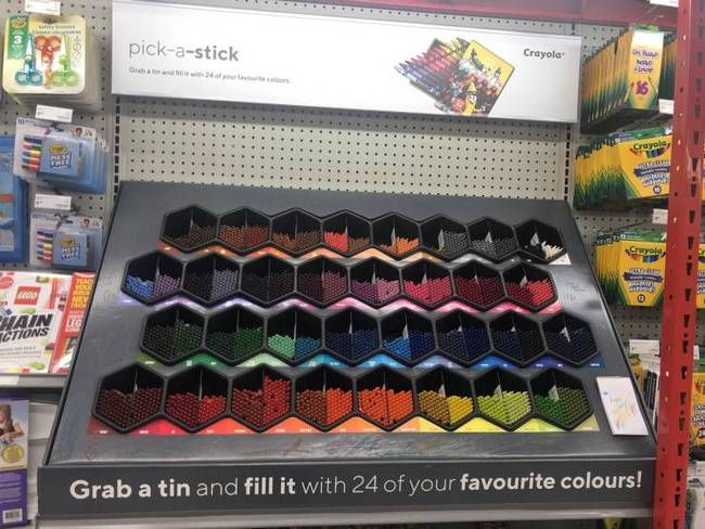 Az egyik zsírkrétagyártó cég (Crayola) engedi, hogy magunk válogassuk össze a (24 darabos) megvásárolni kívánt zsírkréta-szett színeit.