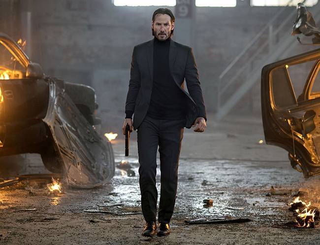 A "John Wick 2" című filmben Keanu Reeves maga mutatta be a filmben látott mutatványok több mint 95%-át. Ehhez a színész egy három hónapos képzésen vett részt, ahol cselgáncsozni, jiu-jutsuzni, lövöldözni és vezetni tanították.