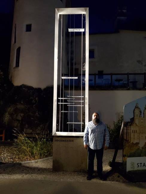 „Ezek a jelek a korábbi áradások vízszintjét mutatják. A magasságom 180 cm."