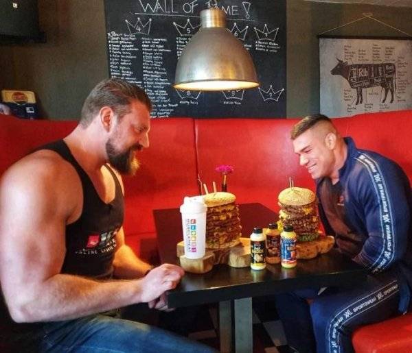 Az óriás hamburgerek mérete még ezeket a szép szál legényeket is meglepte.