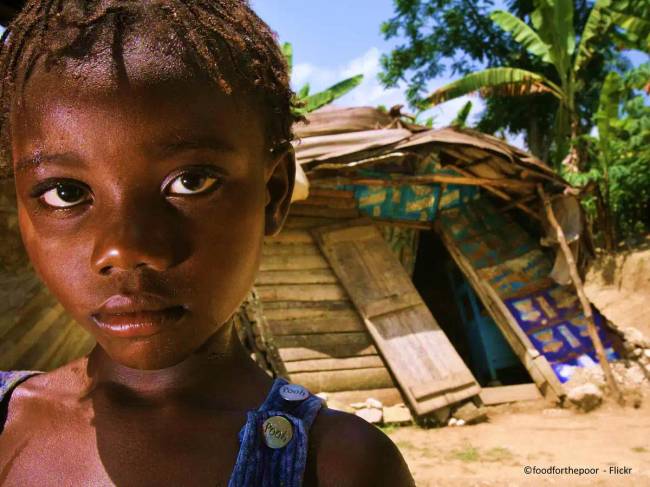 A haitiak a földrengés óta is kunyhókban élnek.