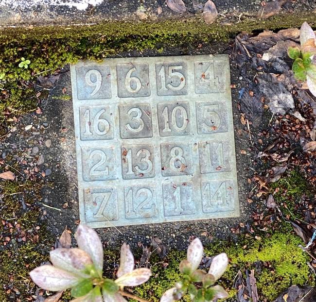 „Ezt a táblát az egyetemünk pályájának közelében találtam."