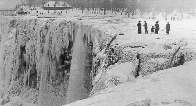 A befagyott Niagara-vízesés, 1904.