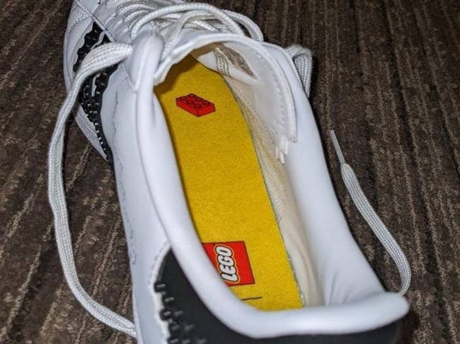 „A Lego Adidas cipőm belül olyan, mintha rálépnénk a talpbetétre nyomtatott Legóra."