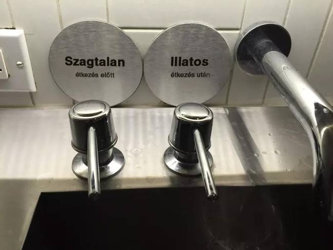 Ennek az étteremnek a mosdójában külön szagtalan kézmosó szappant kínálnak étkezés előttre, és illatosítottat étkezés utánra.