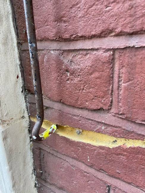 „A kapu kitámasztására szolgáló akasztó a munkahelyemen 1 cm mély rést vájt a falba."