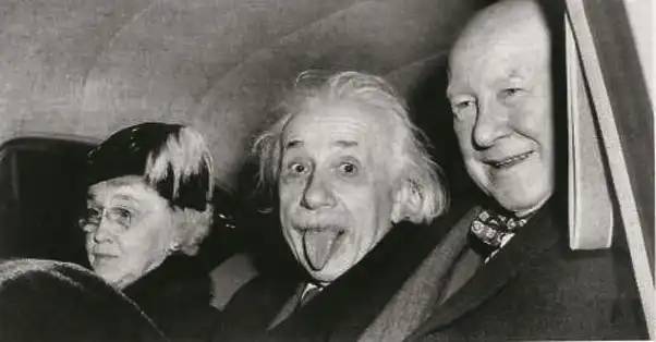 Miért nyújtja ki a nyelvét Einstein a híres fotón?