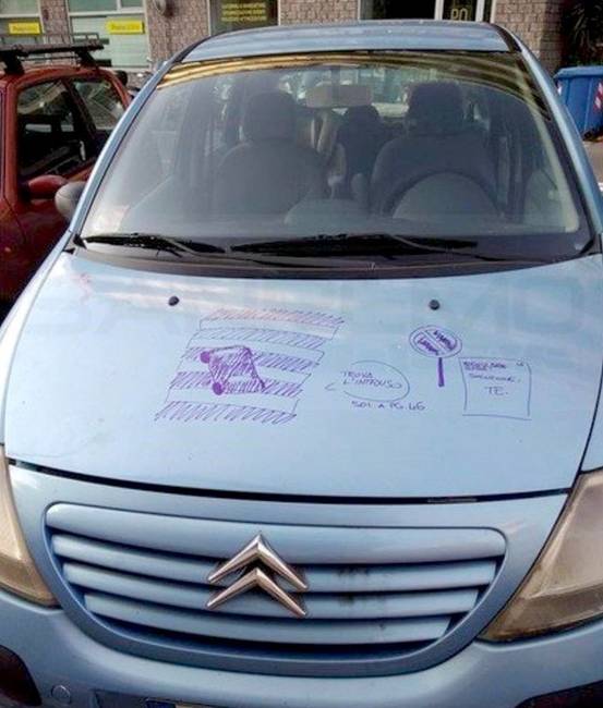 Valaki volt olyan kedves, és vizuálisan illusztrálta, hogy mi a baj a parkolásával...😂