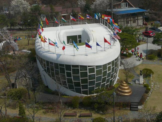 A Dél-Koreában található Mr. Toilet House igyekszik felhívni az emberek figyelmét, hogy milyen alul értékelt a modern vécék kényelme az életünkben.