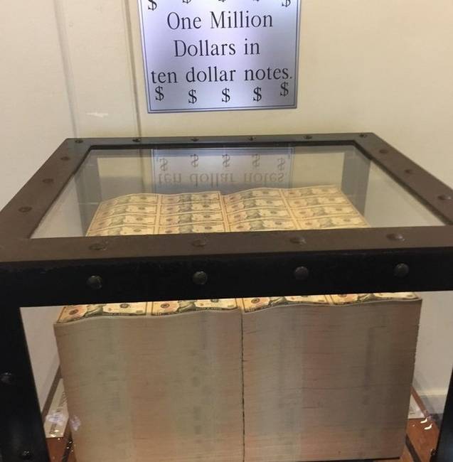 1 millió dollár, 10 dolláros bankjegyekben.