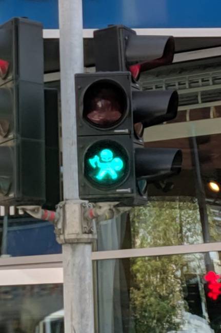 Sok dán közlekedési lámpán ember alak helyett vikingek láthatók a gyalogátkelő lámpákon.