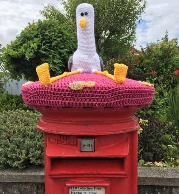 „Valaki a városomban kis sapkákat horgol a postaládákra. Dorset, Egyesült Királyság.''