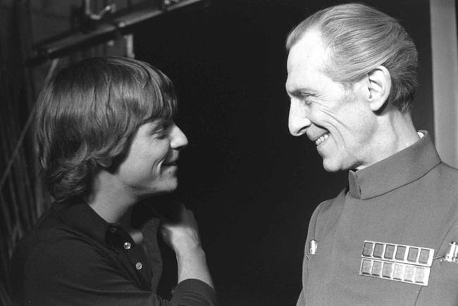 Luke Skywalker és Wilhuff Tarkin a forgatási szünetekben egyúttal fegyverszünetet is kötöttek.