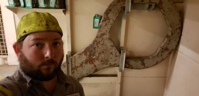 Egy hatalmas csavarkulcs, amit kizárólag targoncával lehet mozgatni. Teherhajók motorjával történő munkákhoz használják.