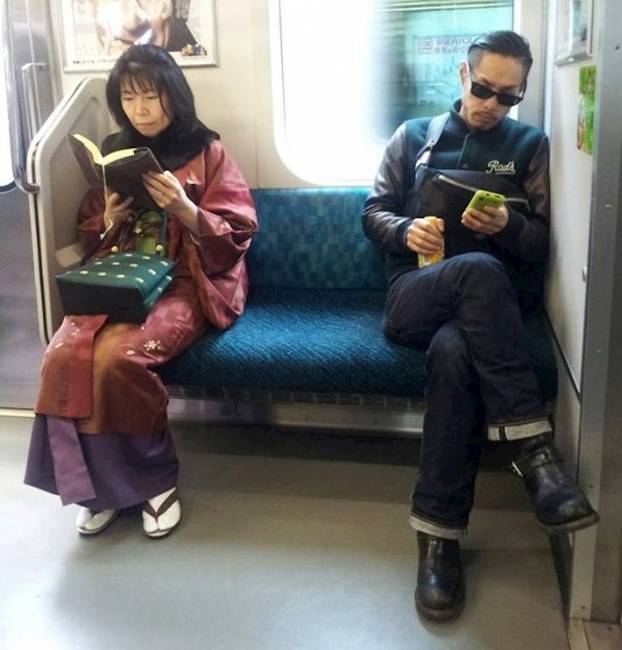 Japán egy tipikusan olyan ország, ahol a hagyományok és a modern divat jól megfér egymás mellett. Ez az emberek ruháin is megfigyelhető.