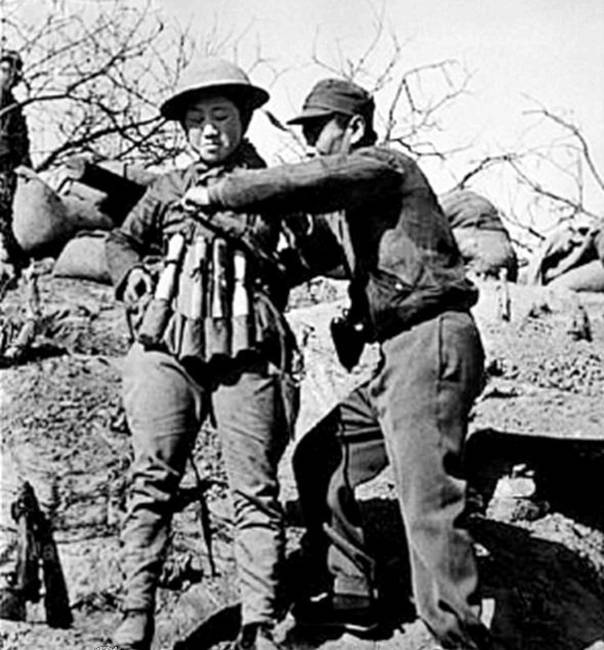 Kínai öngyilkos merénylő, amint épp a robbanószerrel megpakolt mellényét veszi fel. Így próbálták meg hatástalanítani a japán tankokat az 1938-as Taierzhuang-i csatában.