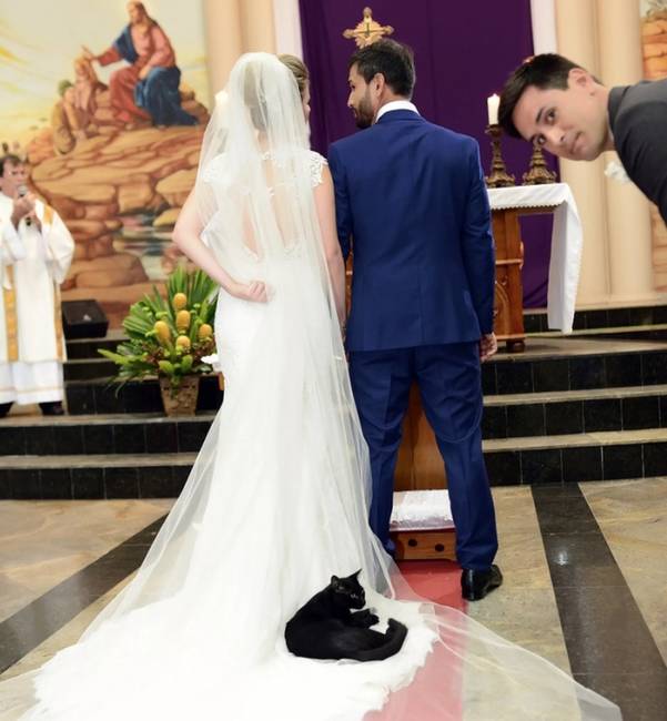 Bárhová feküdhetett volna a templomban, ő azonban inkább a menyasszony ruháját választotta.