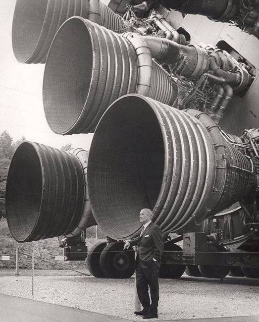 Dr. Wernher von Braun a Rocketdyne F–1 rakétahajtóművek előtt.