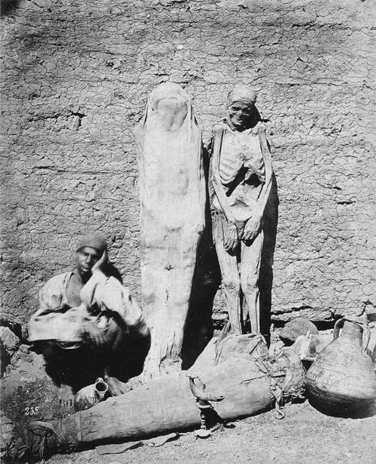 1875: múmiákat áruló utcai árus, Egyiptomban.
