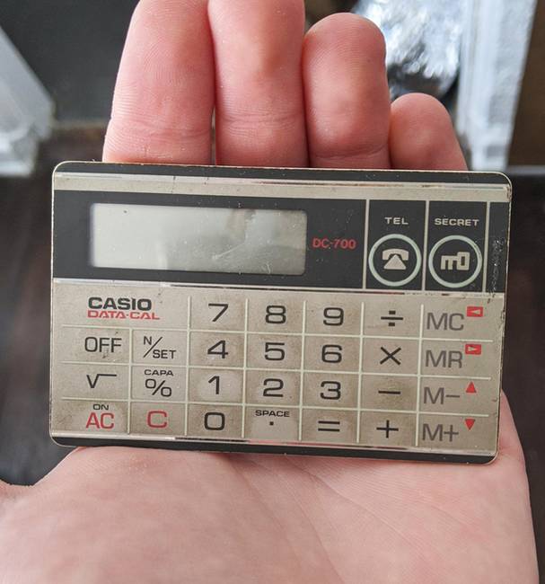 „Megtaláltam apám számológépét. Pontosan akkora méretű, mint az 1986-ban gyártott bankkártyák."