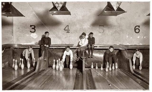 Az Arcade Bowling Alley-ban dolgozó gyerekeknek sokszor éjfélnél is tovább kellett dolgozniuk. A fotó a New Jersey-i Trentonban készült, 1909. december 20-án.