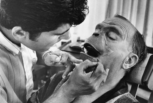 Sminkesek munka közben a Majmok bolygója (1968) forgatásán.